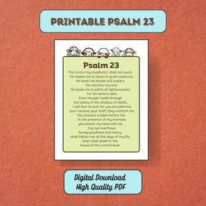 Op de afbeelding: Printbare Psalm 23 met een groene achtergrond en een witte rand. De tekst is zwart en de titel is in een groter lettertype. Bovenaan de pagina staan drie witte schapen.