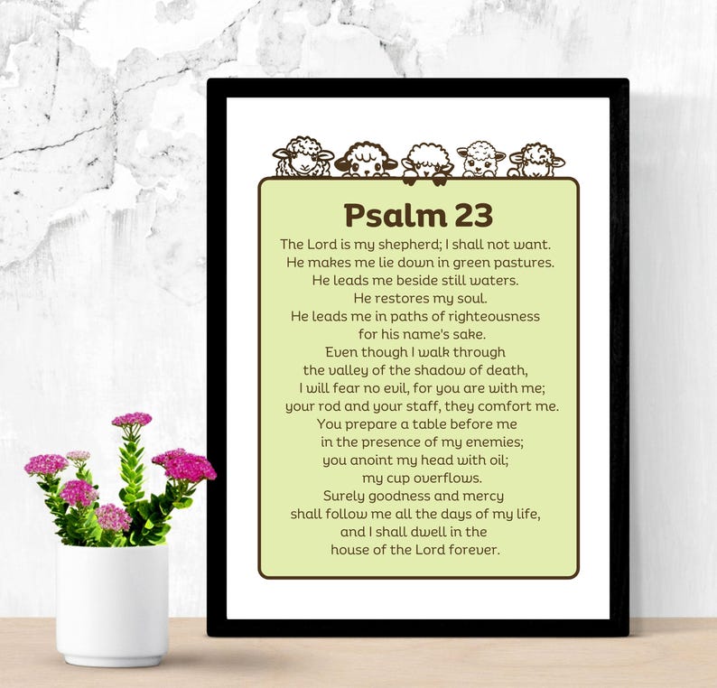 Op de afbeelding: Een printbare wandkunstprint met een groene achtergrond en bruine tekst. De tekst is Psalm 23, een passage uit de Bijbel. De print heeft een rand van bruine schapen.