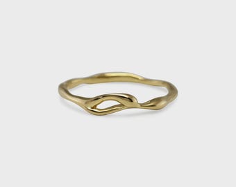 Anillo de oro con flujo orgánico delicado