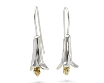 Puede incluir: Pendientes de plata con un diseño de flor en forma de campana y un centro dorado.