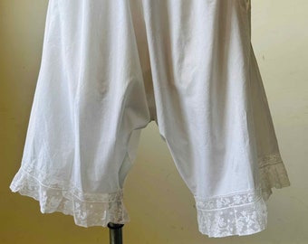 Antique White Bloomers /Lace trim Pantaloons / Pure Cotton Bloomers /  Size M Vintage  White Cotton Fine Lace Edwardian Bloomers