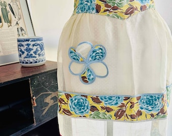 50-tals vintage organdieförkläde: Blommigt värdinnaförkläde