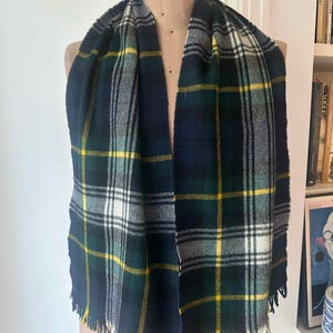 "Gorton Modern Tartan Wollschal im Retro Clan Design."