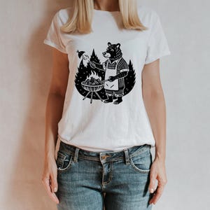Conception amusante de barbecue avec un ours pour des t-shirts, des tabliers, des tasses et des cadeaux de camping