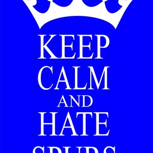 Könnte beinhalten: Ein blauer Hintergrund mit einer weißen Krone oben und dem Text "KEEP CALM AND HATE SPURS" in weiß.