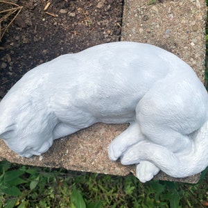 Sleeping cat garden statue Bild 4
