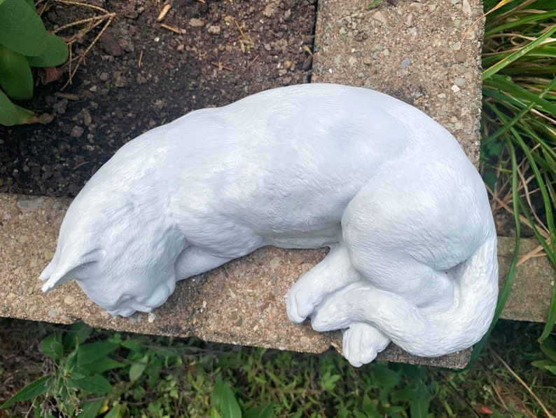 Sleeping cat garden statue Bild 4