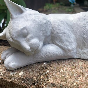 Sleeping cat garden statue Bild 7