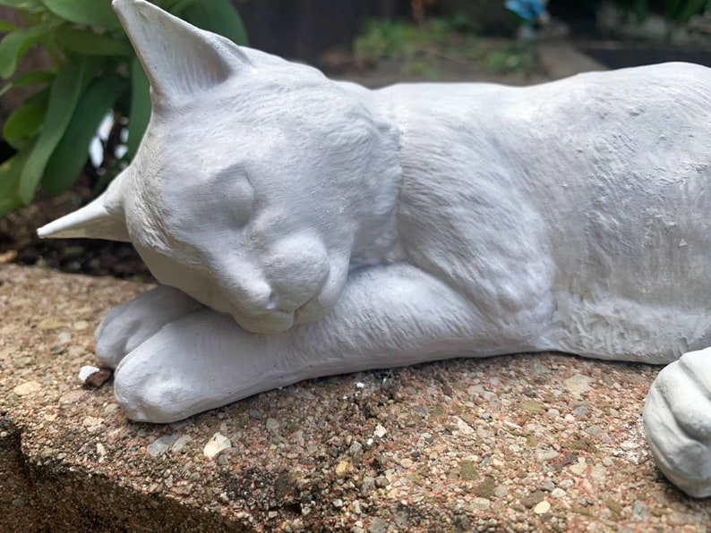 Sleeping cat garden statue Bild 7