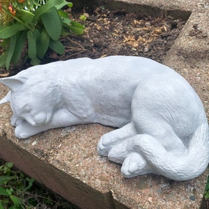 Sleeping cat garden statue Bild 5