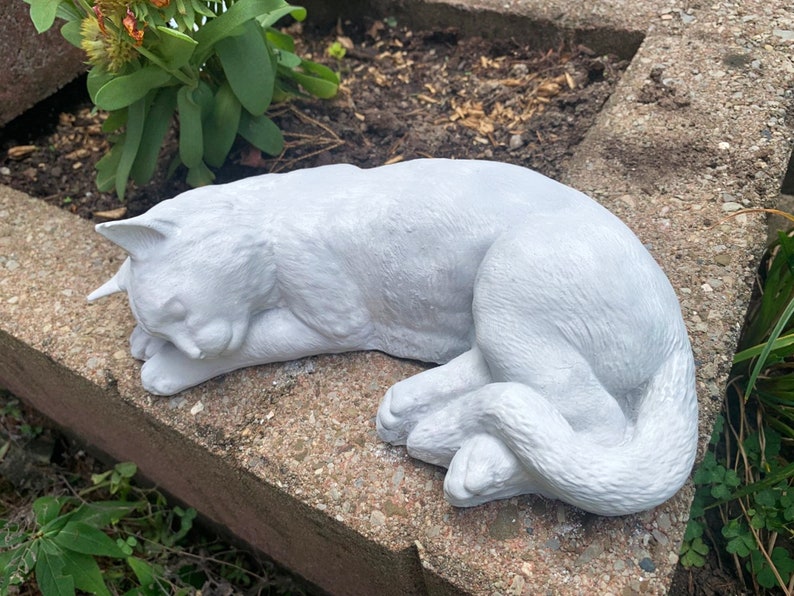 Sleeping cat garden statue Bild 5