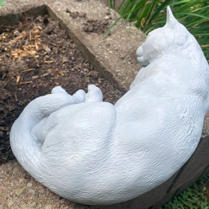 Sleeping cat garden statue Bild 6