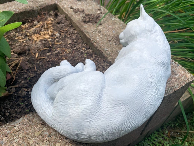 Sleeping cat garden statue Bild 6