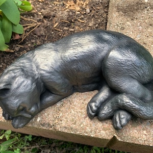 Sleeping cat garden statue Schwarz