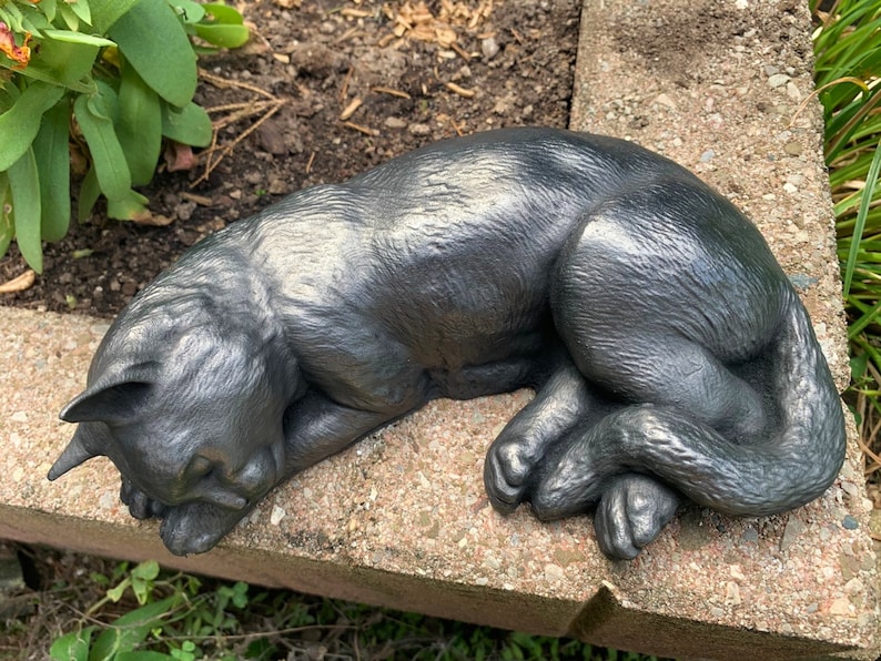 Sleeping cat garden statue Schwarz