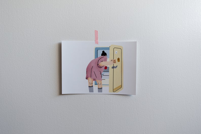 Pu&ograve; includere: Una donna con un vestito rosa apre la porta di un frigorifero giallo. Il frigorifero ha un interno blu e un piccolo biglietto bianco sulla porta.