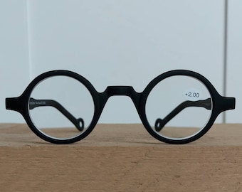 Lunettes de lecture Matte Black Round +1,00 +1,50 et +2,00. Modèle unisexe universel au toucher doux. Convient à tous les visages.