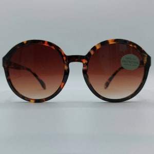 Nieuwe ronde bruine zonnebril voorzien van mooi overlopende glazen. Van het Deense merk, Have A Look, ook beschikbaar in aubergine rood afbeelding 1