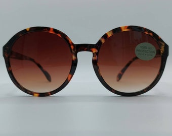 New round brown sunglasses with beautiful degrade lenses. From the Danish brand, Have A Look, also available in aubergine red