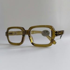 Könnte beinhalten: Olivengrüne Lesebrille aus Kunststoff mit +2,00 asphärischen Gläsern. Die Brille hat eine rechteckige Form mit leicht abgerundeten Ecken.