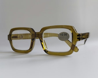Könnte beinhalten: Olivengrüne Lesebrille aus Kunststoff mit +2,00 asphärischen Gläsern. Die Brille hat eine rechteckige Form mit leicht abgerundeten Ecken.