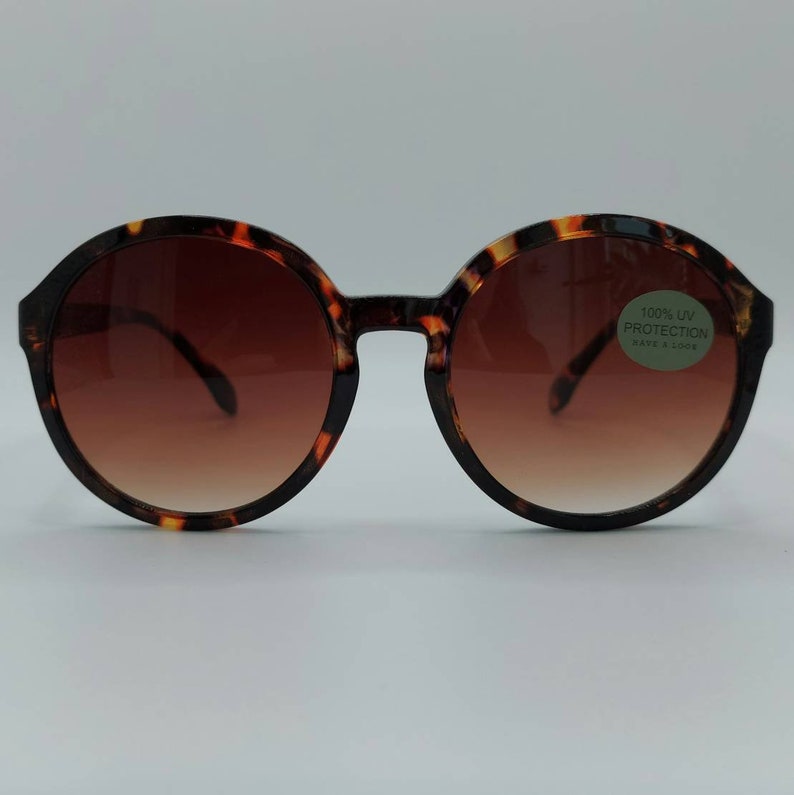 Nieuwe ronde bruine zonnebril voorzien van mooi overlopende glazen. Van het Deense merk, Have A Look, ook beschikbaar in aubergine rood afbeelding 3
