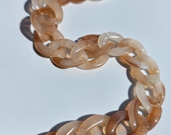 Catena per occhiali color corallo, di tendenza e di grande impatto! Nuova collezione, completa il tuo outfit con questa fantastica catena per occhiali color corallo.