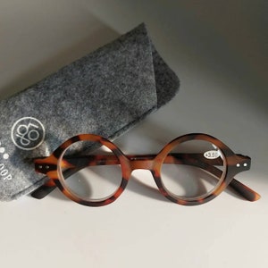 Nieuw! Super handige, ronde smalle donkerbruine leesbril. Dark brown round reading glasses. +1 +1.50 +2 +2.50 +3 +3.50. Geweldig goed design