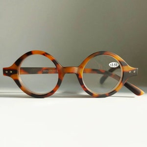 New! Super handy, round narrow reading glasses. Available in light and dark brown. +1 +1.50 +2 +2.50 +3 +3.50. Great good design, modern