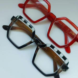 ¡Novedad! Lujosas gafas de lectura grandes en rojo y negro de la marca francesa K-Eyes. Una declaración de estilo: +1.00 +1.50 +2.00 +2.50 +3.00.