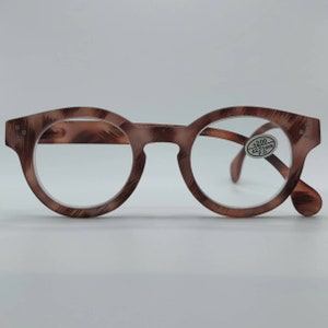 Op de afbeelding: Bruine schildpad-leesbril met ronde monturen en heldere glazen. De bril heeft een sterkte van +2,00 dioptrie en een neusbrugbreedte van 62 mm.