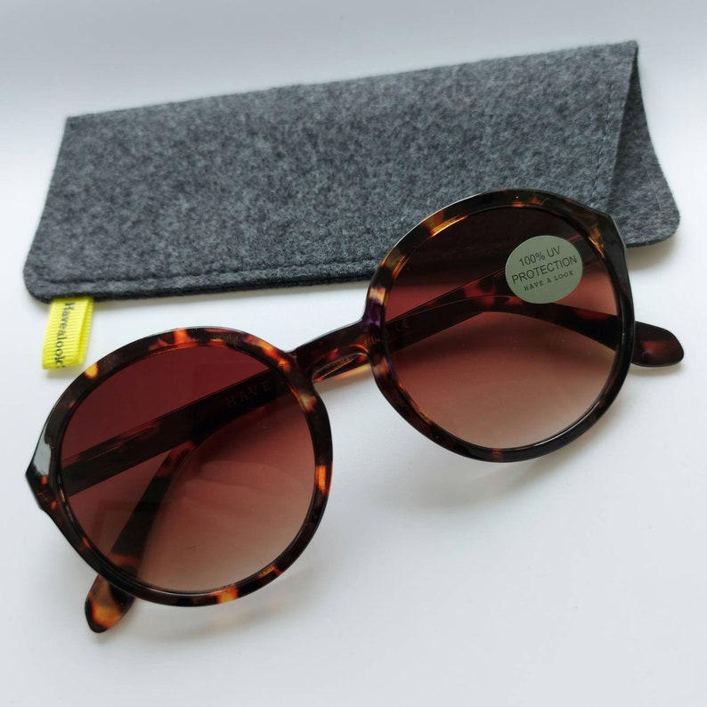 Nieuwe ronde bruine zonnebril voorzien van mooi overlopende glazen. Van het Deense merk, Have A Look, ook beschikbaar in aubergine rood afbeelding 2