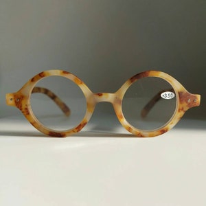 New! Super handy, round narrow light brown reading glasses. +1 +1.50 +2 +2.50 +3 +3.50. Great good design, light brown reading glasses