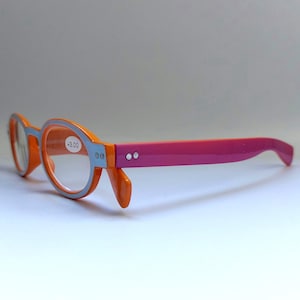 Vrolijk gekleurde leesbril | Kleurrijke leesbril. Reading glasses pink/orange. Beschikbaar in +1 +1.5 +2 +2.5 +3 +3.5