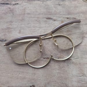 Antik glasbril, grijs, krulveer, anteojos quevedos antiguos, antike Zwicker Brille, lunettes vintage et antiques, loupes