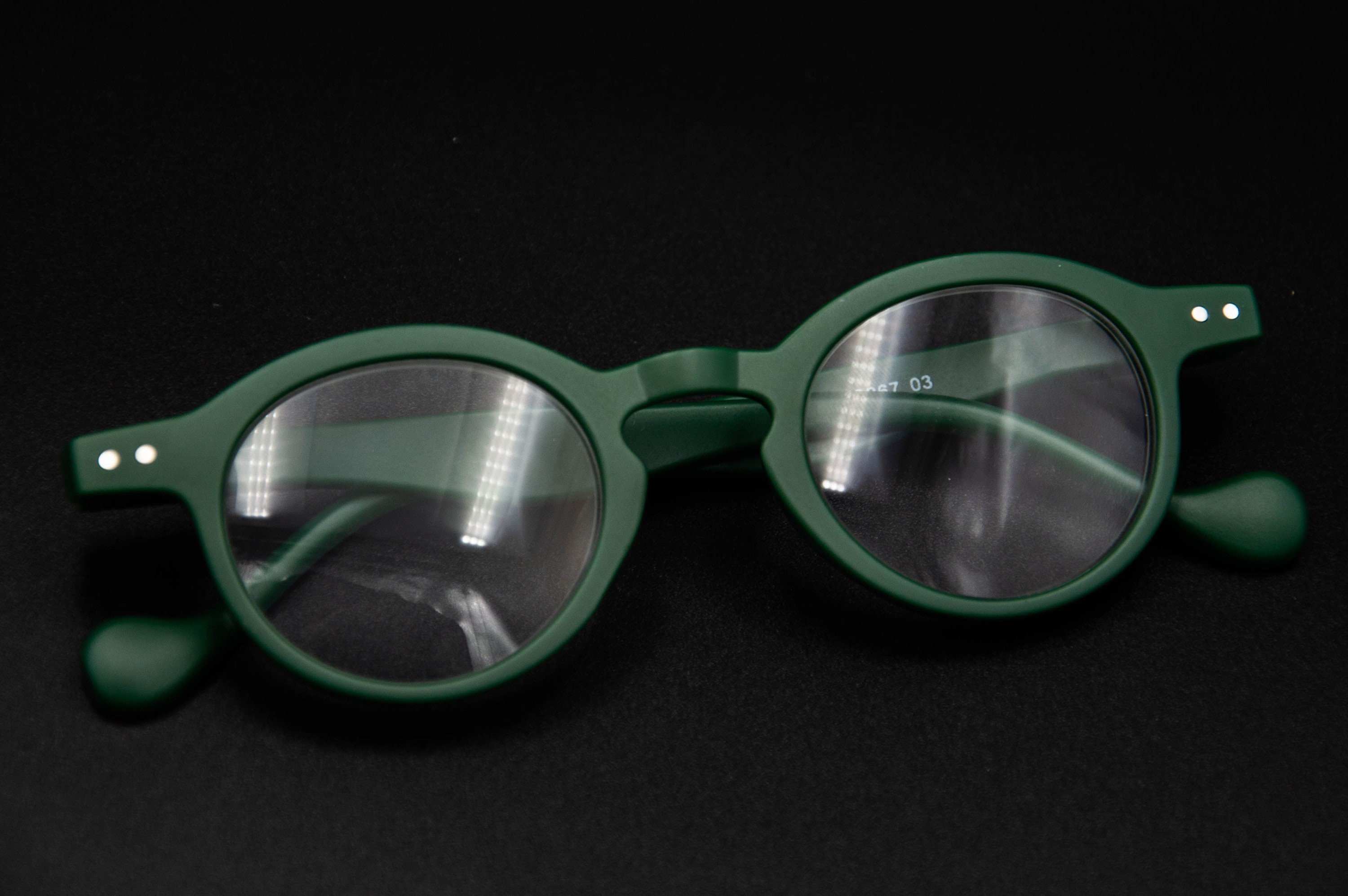 Beschikbaar in +1 +1.50 +2 +2.50 +3 en +3.50 Geschikt voor zowel dames als heren. Mat groene ronde leesbril Accessoires Zonnebrillen & Eyewear Leesbrillen Matt Green Reading Glasses 
