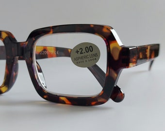 Könnte beinhalten: Lesebrille aus Schildpatt mit einer +2,00 asphärischen Linse. Die Brille hat einen rechteckigen Rahmen und ist aus Kunststoff.