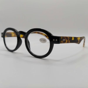 Round reading glasses, available in 3 colours, black, green and transparent. +1.00 +1.50 +2.00 +2.50 +3.00 +3.50.