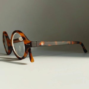 New Super handy, round narrow reading glasses. Available in light and dark brown. 1 1.50 2 2.50 3 3.50. Great good design, modern image 3