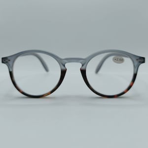 Può includere: Occhiali da lettura grigi e tartaruga con una gradazione di +2,50.