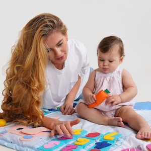 Tappeto da gioco, tappeto per la cameretta dei bambini, tappeto personalizzato, tappeto da gioco trapuntato per bambini con giocattoli Montessori in feltro, giocattolo sensoriale Fidget
