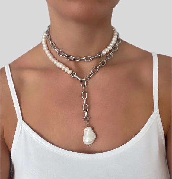 Elegant pearl necklace, trendy pearl jewelry, minimalistic pearl necklace ,delicate chain necklace, baroque pearl pendant, versatile jewelry