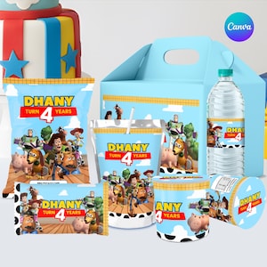 Puede incluir: Suministros para fiestas con personajes de Toy Story. Incluye una caja de regalo azul, botella de agua, bolsas de patatas fritas, vasos y una tarta. El texto "DHANY TURN 4 YEARS" es visible en los artículos.
