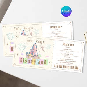 Puede incluir: Dos boletos rectangulares de papel con fondo crema que presentan una ilustración de castillo rosa y azul, fuegos artificiales y el texto You're Going to Disneyland. Los boletos incluyen campos para Admit One, nombre Olivia Carla, fecha 10-11 de junio de 2026 y un código de barras.