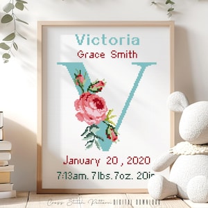 Patrón de punto de cruz para anuncio de nacimiento, decoración de guardería con la letra V, muestrario de registro de nacimiento personalizado para punto de cruz, regalo para bebé, descarga digital en PDF