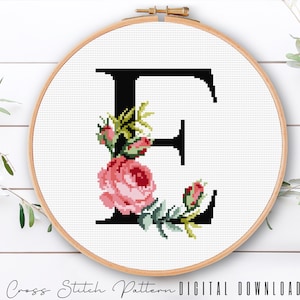 Letra floral E, padrão de alfabeto em ponto cruz, monograma com flor, amostrador de ponto cruz contado, bordado inicial, download digital PDF