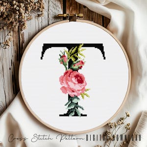 Letra floral T, padrão de alfabeto em ponto cruz, monograma com flor, amostrador de ponto cruz contado, bordado inicial, download digital PDF