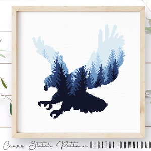 Może przedstawiać: Wzór na haft krzyżykowy przedstawiający sylwetkę orła w kolorze niebieskim i białym z wzorem lasu. Orzeł jest w locie z rozpostartymi skrzydłami. Wzór jest dostępny w postaci cyfrowego pliku do pobrania.