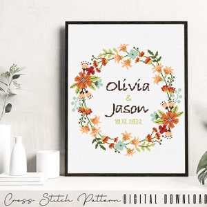 Puede incluir: Patr&oacute;n de punto de cruz con una corona de flores con los nombres Olivia & Jason y la fecha 10.12.2022.