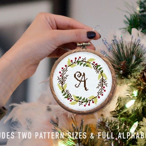 Padrão de ponto cruz de enfeite de natal, amostrador de ponto cruz contado em alfabeto, enfeite personalizado faça você mesmo, decoração de férias, download digital